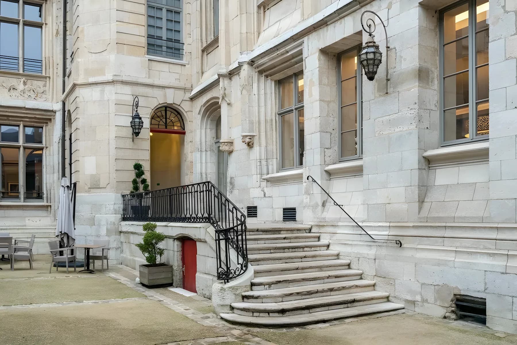 Hotel de Bourgtheroulde, Autograph Collection — 6