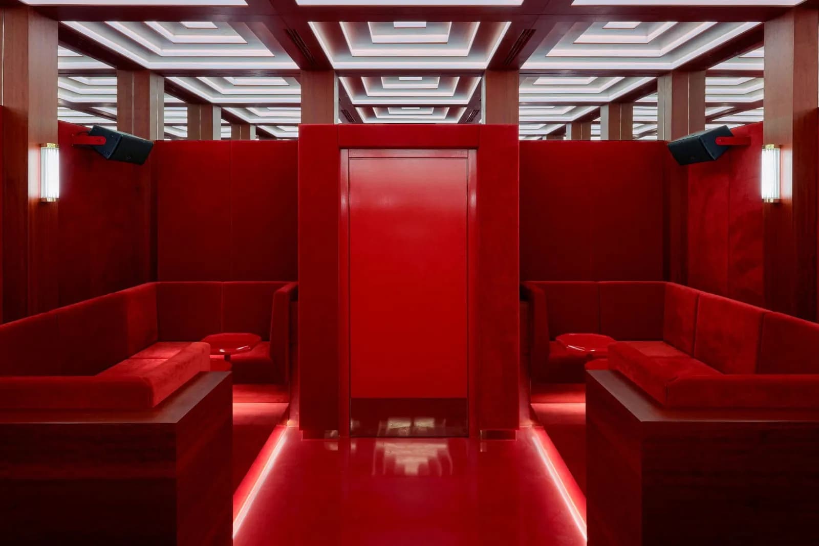 Roomers Munich, Autograph Collection - 2